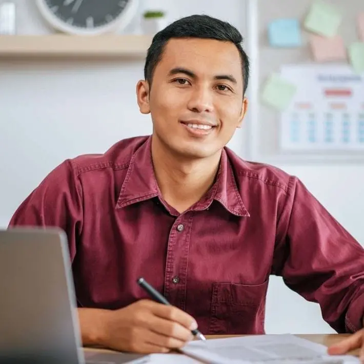 Estudiante de curso de diseño de sistemas de autoconsumo residencial e industrial