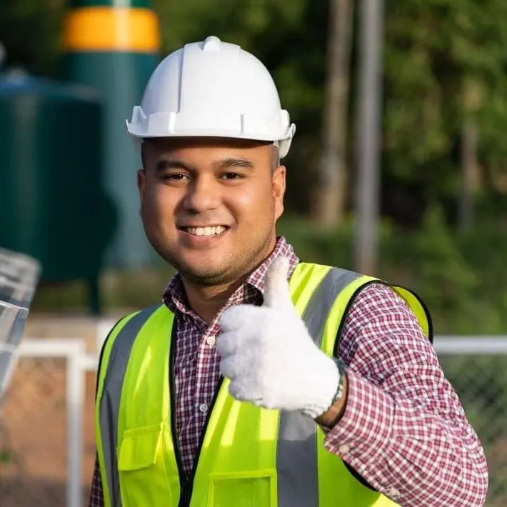 Estudiante de curso de diseño de sistemas fotovoltaicos aislados de red