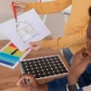 Estudiantes analizando gráfico de instalación solar térmica