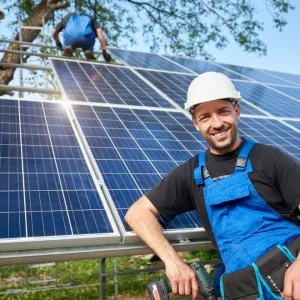 Técnicos colocando módulos fotovoltaicos en campo