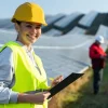 Vista de chica en proyecto solar a gran escala
